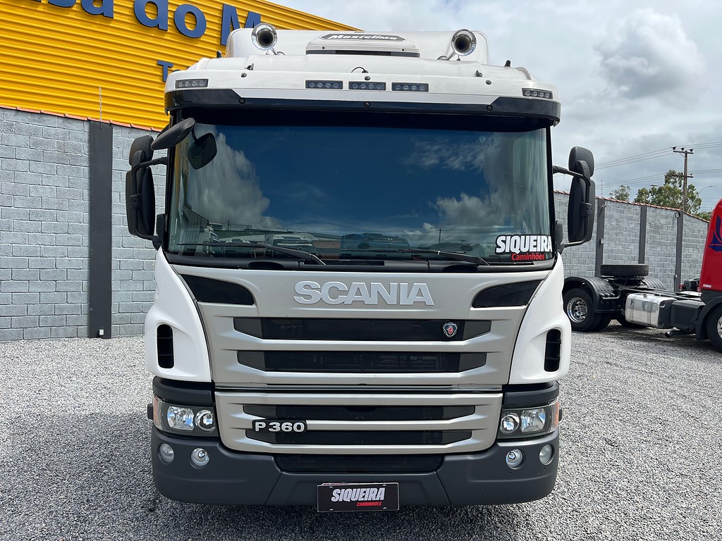 Caminhão SCANIA P360 Cavalo Mecânico ANO 2013 de Siqueira Caminhões em São Paulo