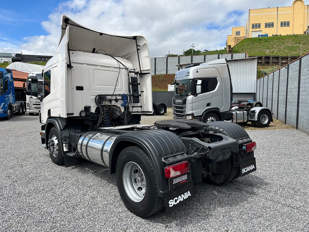 Caminhão SCANIA P360 Cavalo Mecânico ANO 2013 de Siqueira Caminhões em São Paulo