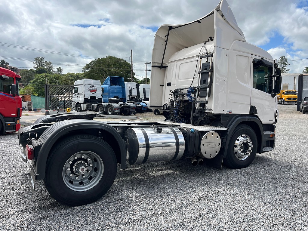 Caminhão SCANIA P360 Cavalo Mecânico ANO 2013 de Siqueira Caminhões em São Paulo
