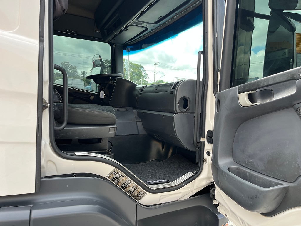 Caminhão SCANIA P360 Cavalo Mecânico ANO 2013 de Siqueira Caminhões em São Paulo