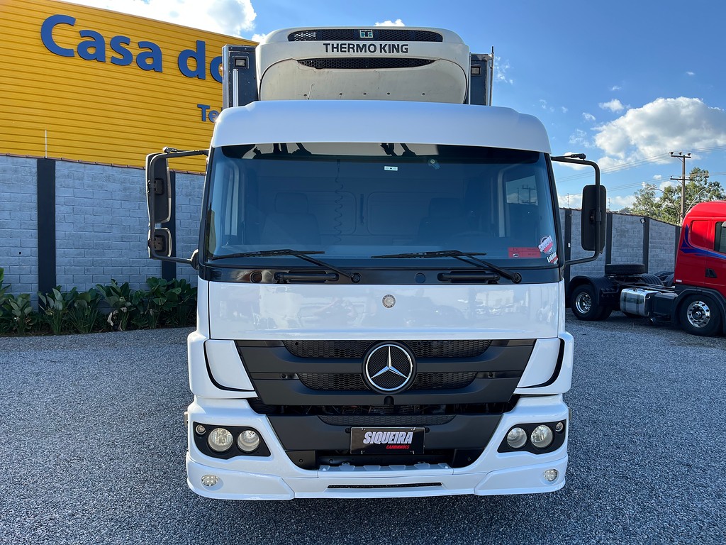 Caminhão MERCEDES BENZ MB 2426 Baú Frigorífico ANO 2012 de Siqueira Caminhões em São Paulo