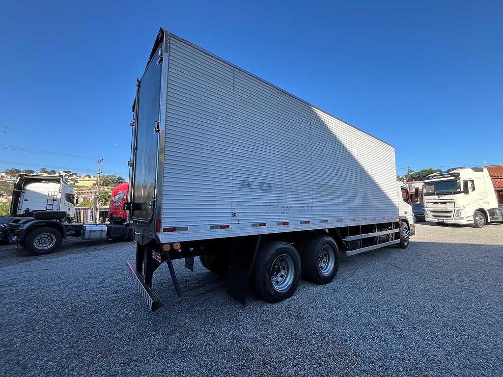 Caminhão MERCEDES BENZ MB 2426 Baú Frigorífico ANO 2012 de Siqueira Caminhões em São Paulo