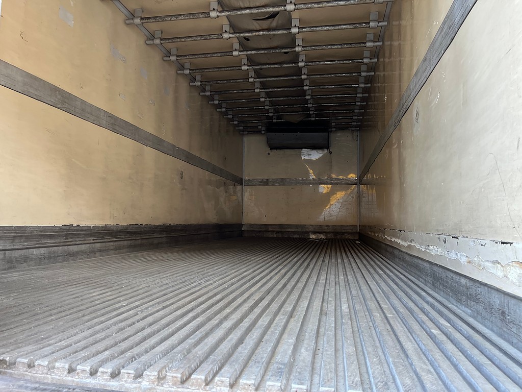 Caminhão MERCEDES BENZ MB 2426 Baú Frigorífico ANO 2012 de Siqueira Caminhões em São Paulo