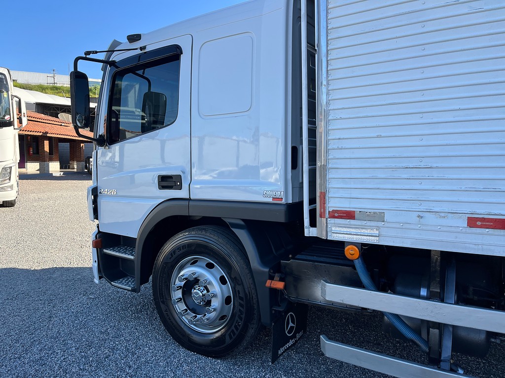 Caminhão MERCEDES BENZ MB 2426 Baú Frigorífico ANO 2012 de Siqueira Caminhões em São Paulo