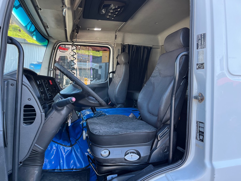 Caminhão MERCEDES BENZ MB 2426 Baú Frigorífico ANO 2012 de Siqueira Caminhões em São Paulo