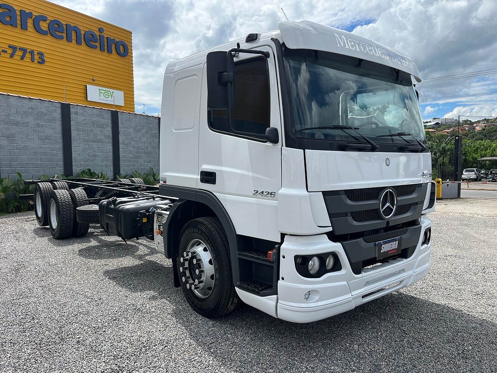 Caminhão MERCEDES BENZ MB 2426 Chassis ANO 2014 de Siqueira Caminhões em São Paulo