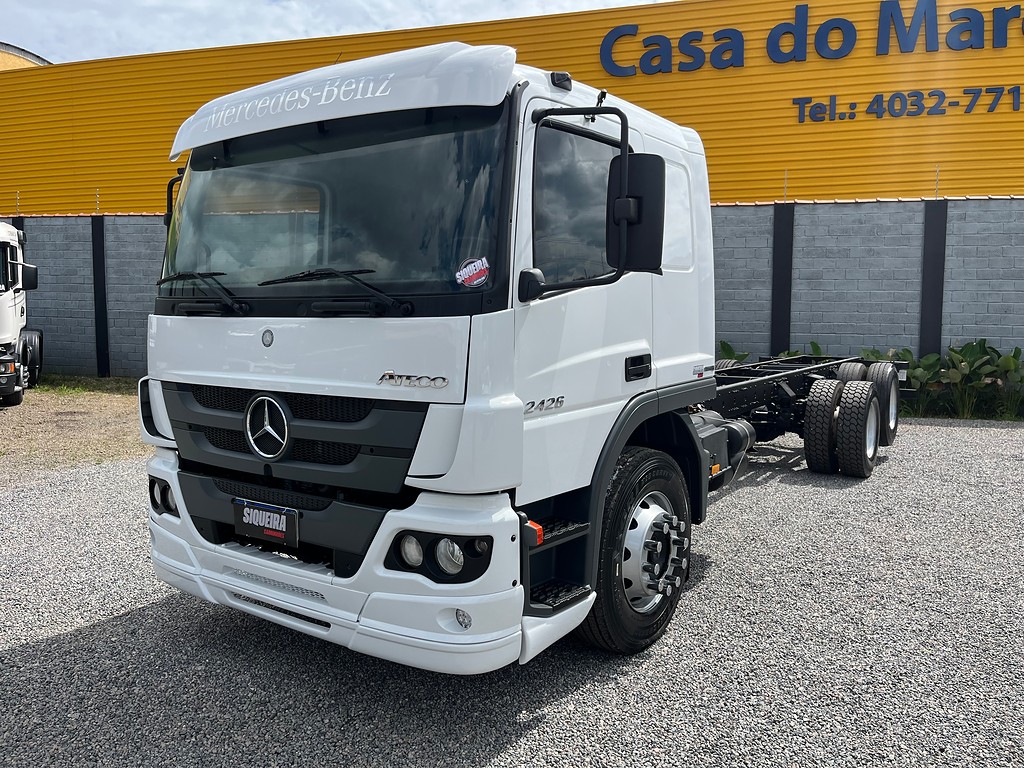 Caminhão MERCEDES BENZ MB 2426 Chassis ANO 2014 de Siqueira Caminhões em São Paulo