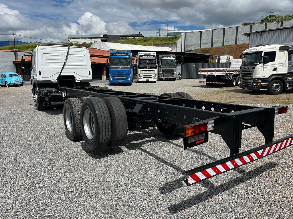 Caminhão MERCEDES BENZ MB 2426 Chassis ANO 2014 de Siqueira Caminhões em São Paulo