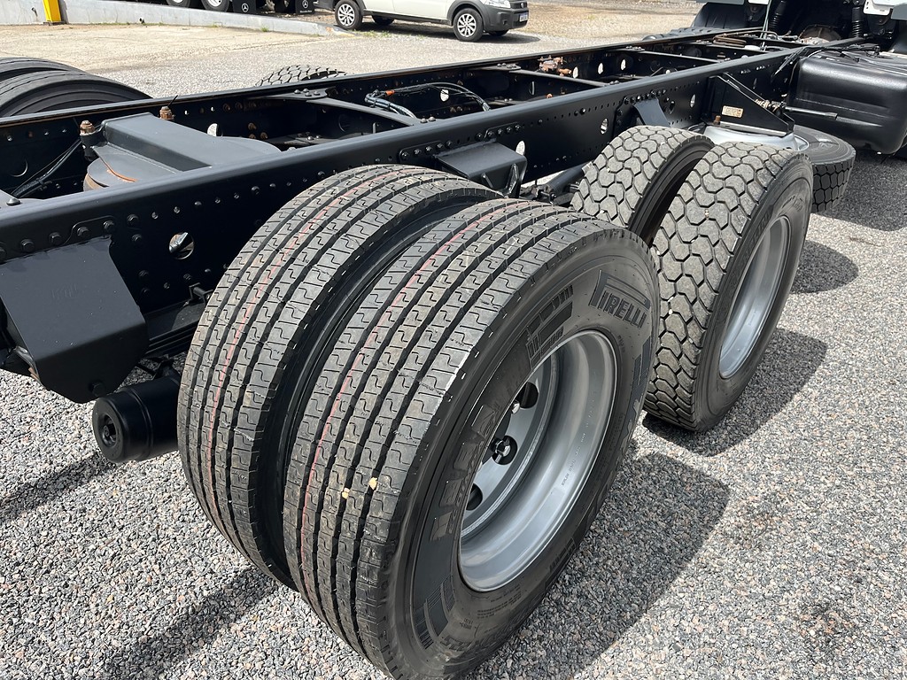 Caminhão MERCEDES BENZ MB 2426 Chassis ANO 2014 de Siqueira Caminhões em São Paulo