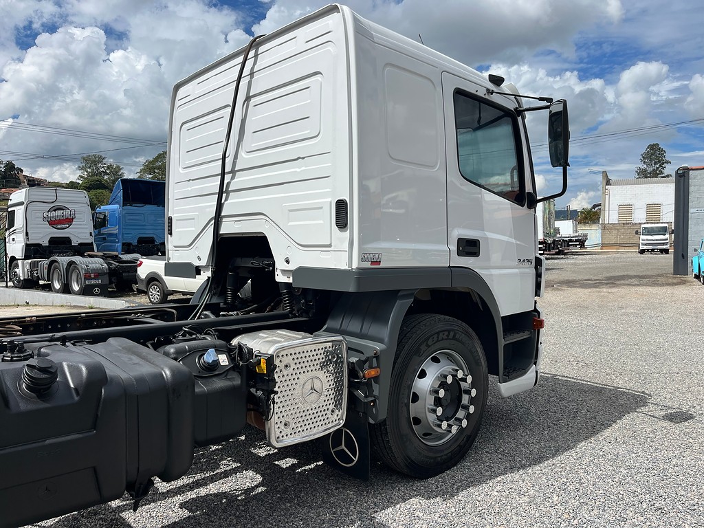 Caminhão MERCEDES BENZ MB 2426 Chassis ANO 2014 de Siqueira Caminhões em São Paulo