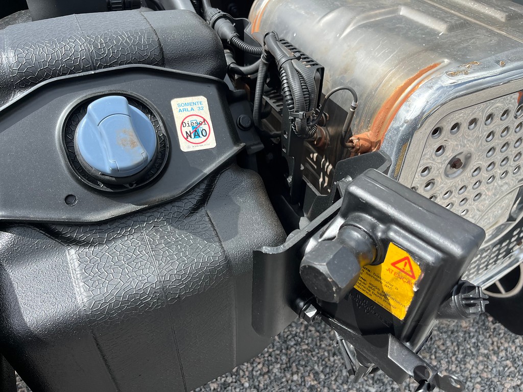 Caminhão MERCEDES BENZ MB 2426 Chassis ANO 2014 de Siqueira Caminhões em São Paulo