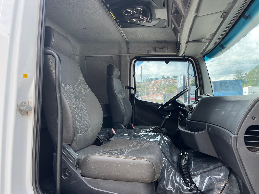 Caminhão MERCEDES BENZ MB 2426 Chassis ANO 2014 de Siqueira Caminhões em São Paulo