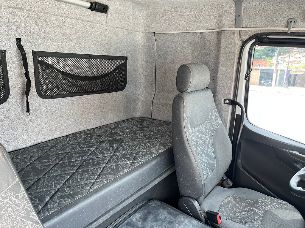 Caminhão MERCEDES BENZ MB 2426 Chassis ANO 2014 de Siqueira Caminhões em São Paulo