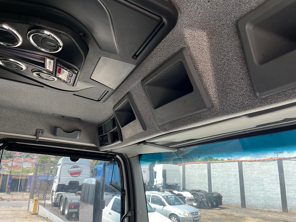 Caminhão MERCEDES BENZ MB 2426 Chassis ANO 2014 de Siqueira Caminhões em São Paulo