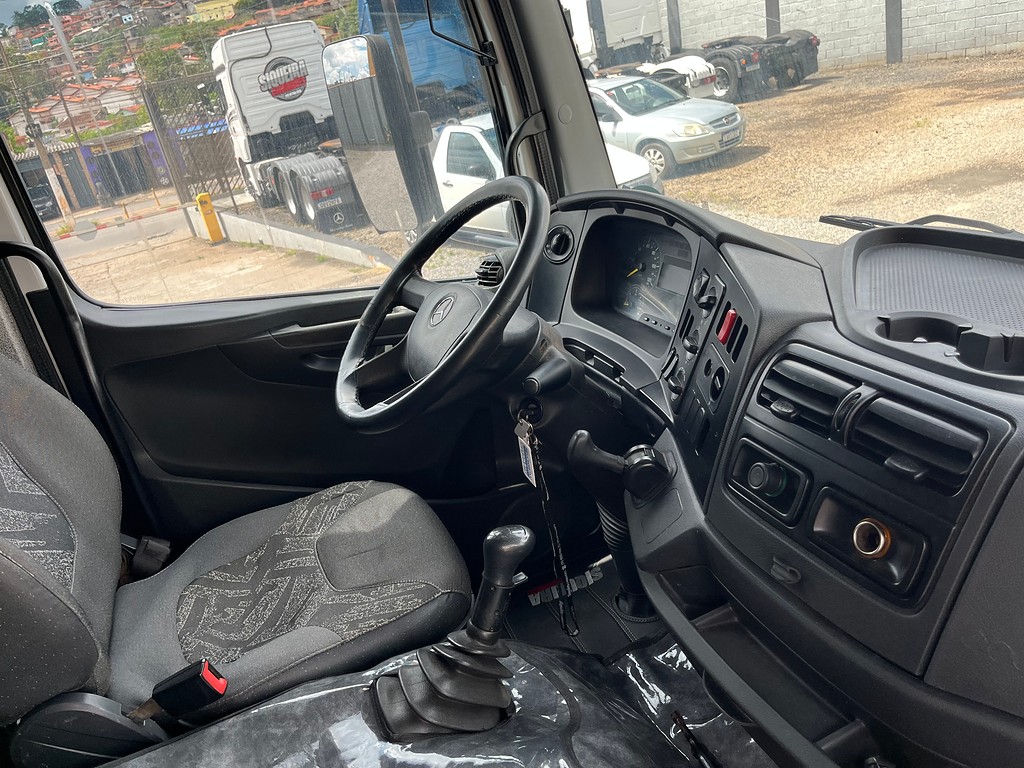 Caminhão MERCEDES BENZ MB 2426 Chassis ANO 2014 de Siqueira Caminhões em São Paulo