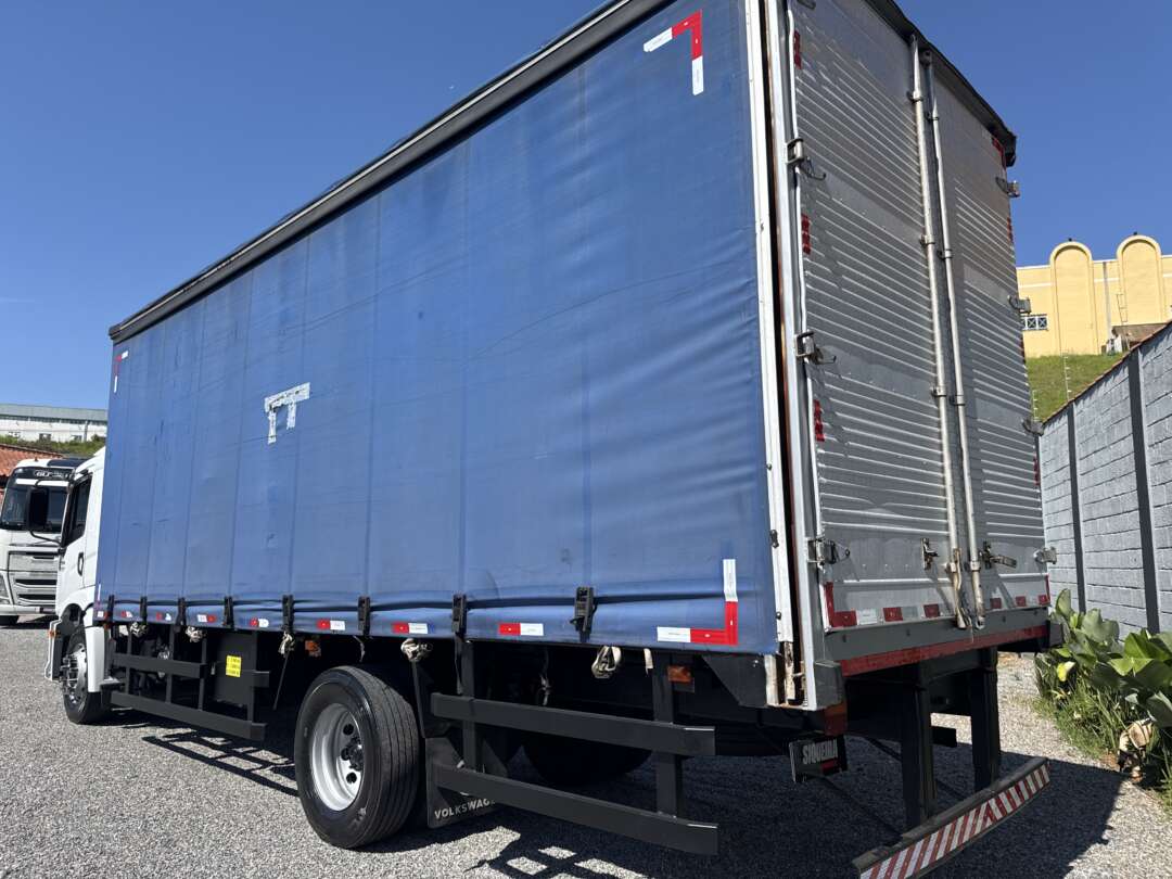 Caminhão VOLKSWAGEN VW 15180 Baú Sider ANO 2011 de Siqueira Caminhões em São Paulo