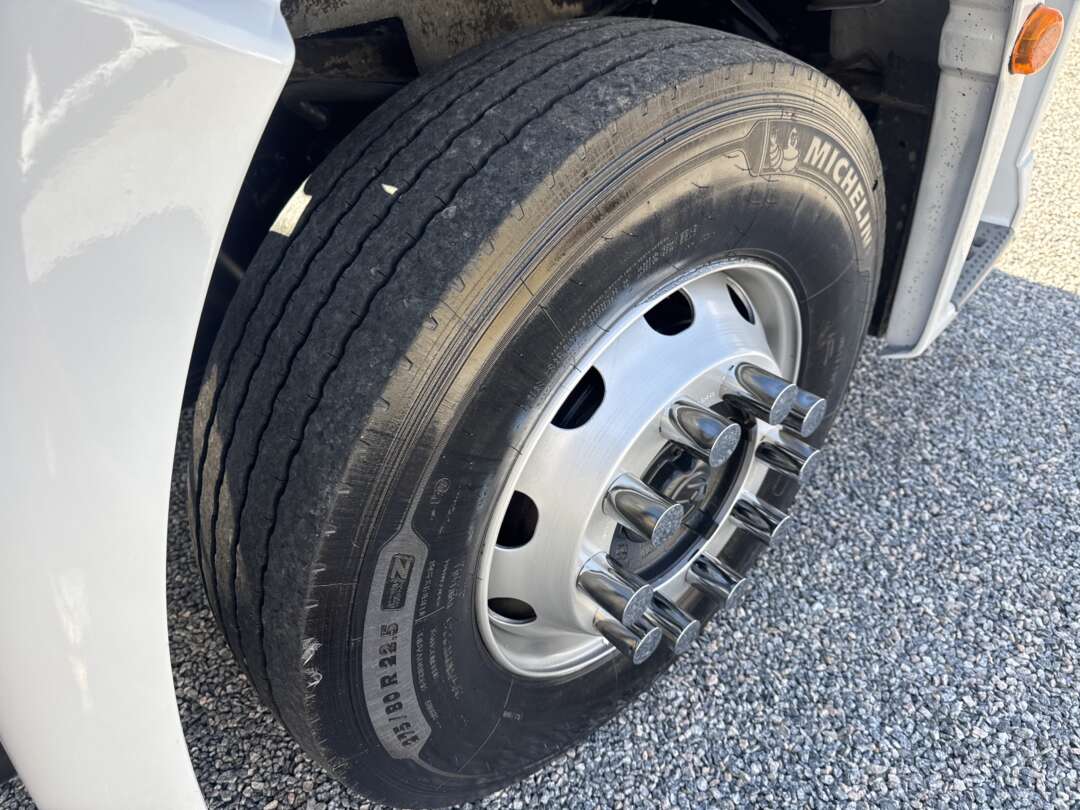 Caminhão VOLKSWAGEN VW 15180 Baú Sider ANO 2011 de Siqueira Caminhões em São Paulo