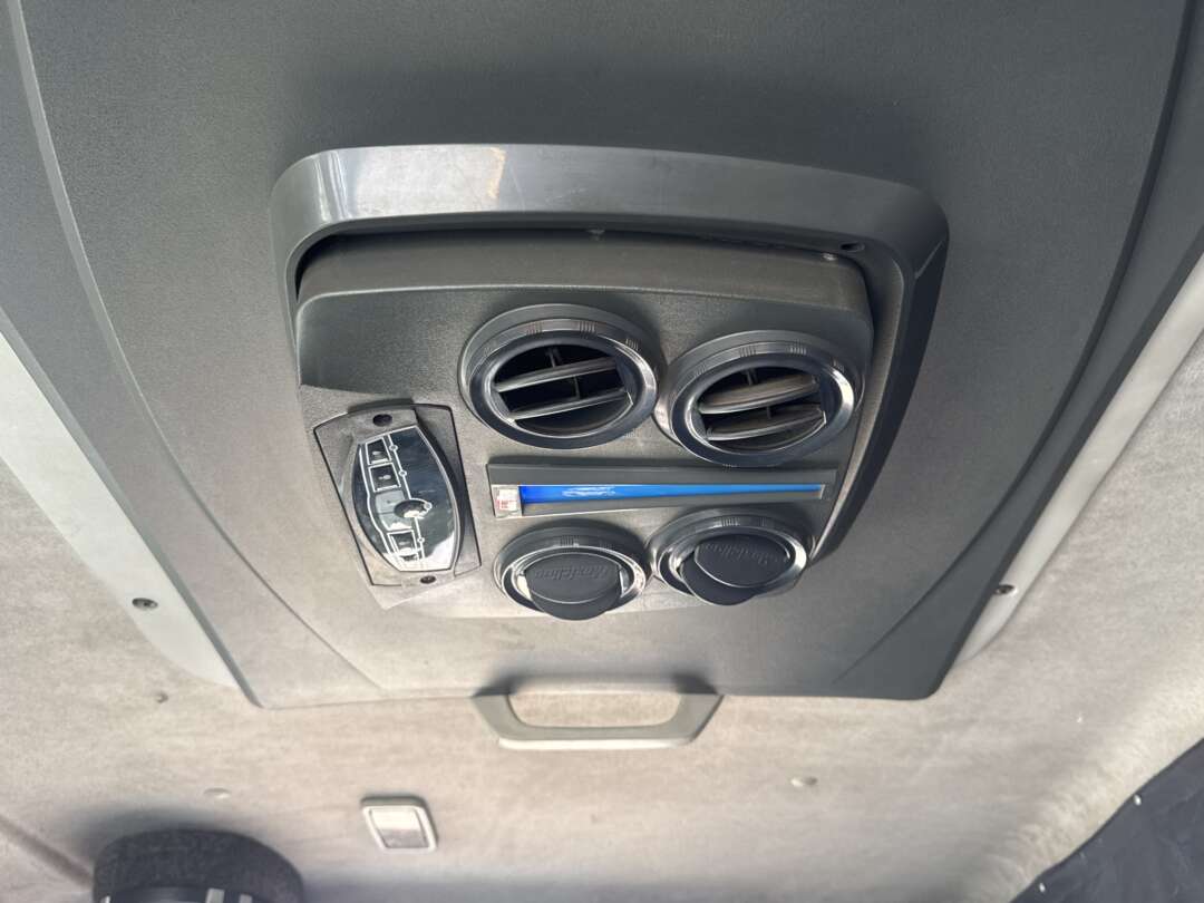 Caminhão VOLKSWAGEN VW 15180 Baú Sider ANO 2011 de Siqueira Caminhões em São Paulo