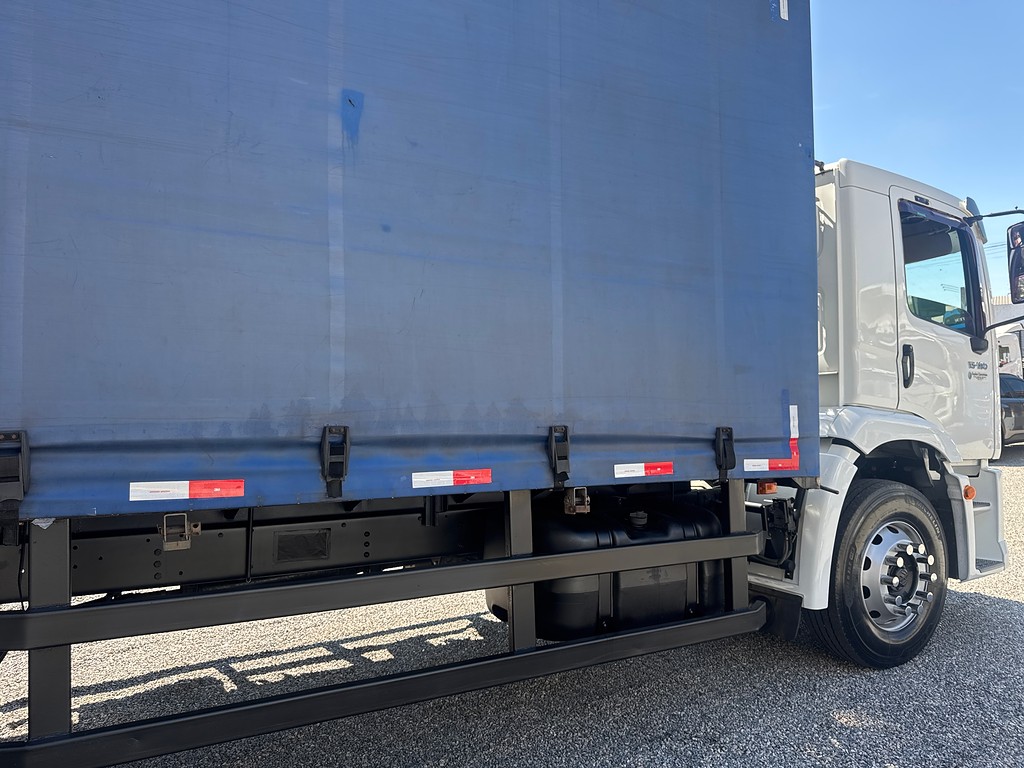 Caminhão VOLKSWAGEN VW 15180 Baú Sider ANO 2011 de Siqueira Caminhões em São Paulo