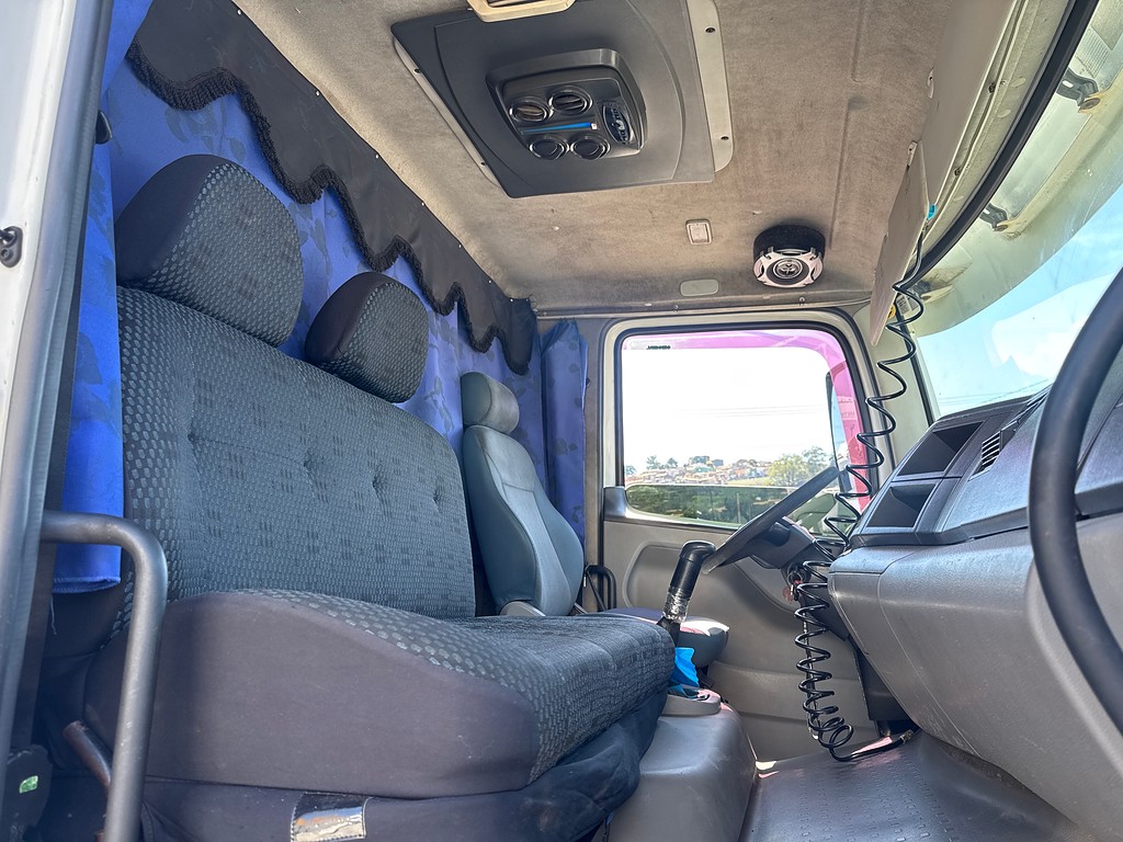 Caminhão VOLKSWAGEN VW 15180 Baú Sider ANO 2011 de Siqueira Caminhões em São Paulo