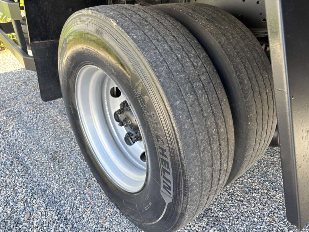 Caminhão VOLKSWAGEN VW 15180 Baú Sider ANO 2011 de Siqueira Caminhões em São Paulo