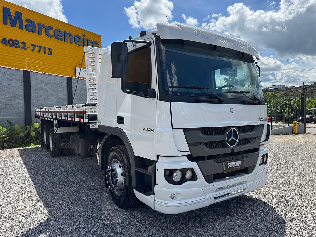 Caminhão MERCEDES BENZ MB 2426 Carga Seca ANO 2014 de Siqueira Caminhões em São Paulo