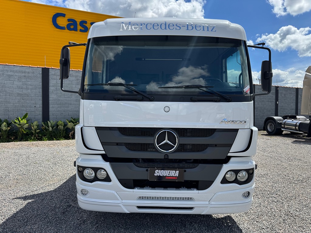 Caminhão MERCEDES BENZ MB 2426 Carga Seca ANO 2014 de Siqueira Caminhões em São Paulo