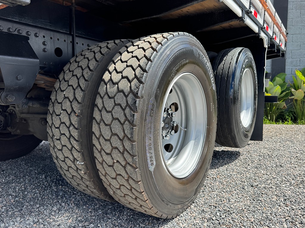 Caminhão MERCEDES BENZ MB 2426 Carga Seca ANO 2014 de Siqueira Caminhões em São Paulo