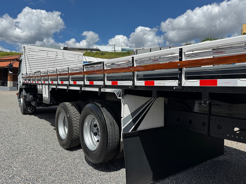 Caminhão MERCEDES BENZ MB 2426 Carga Seca ANO 2014 de Siqueira Caminhões em São Paulo