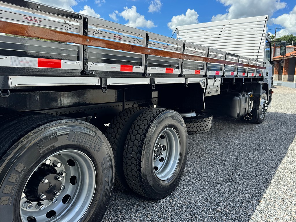 Caminhão MERCEDES BENZ MB 2426 Carga Seca ANO 2014 de Siqueira Caminhões em São Paulo