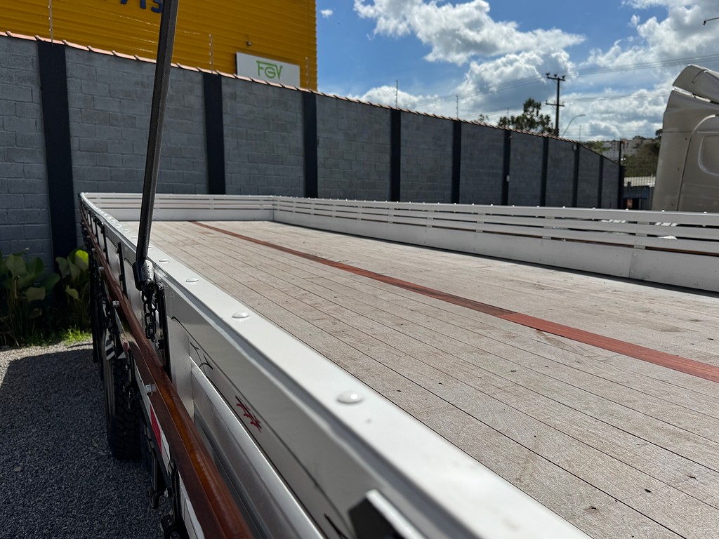 Caminhão MERCEDES BENZ MB 2426 Carga Seca ANO 2014 de Siqueira Caminhões em São Paulo