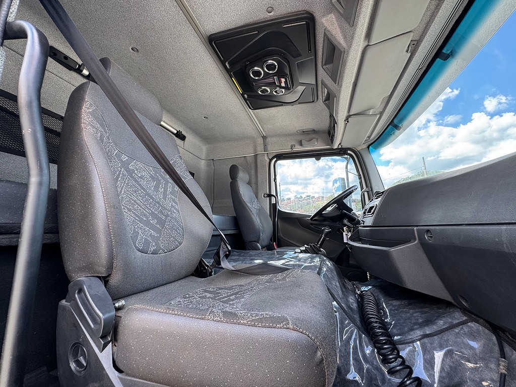 Caminhão MERCEDES BENZ MB 2426 Carga Seca ANO 2014 de Siqueira Caminhões em São Paulo