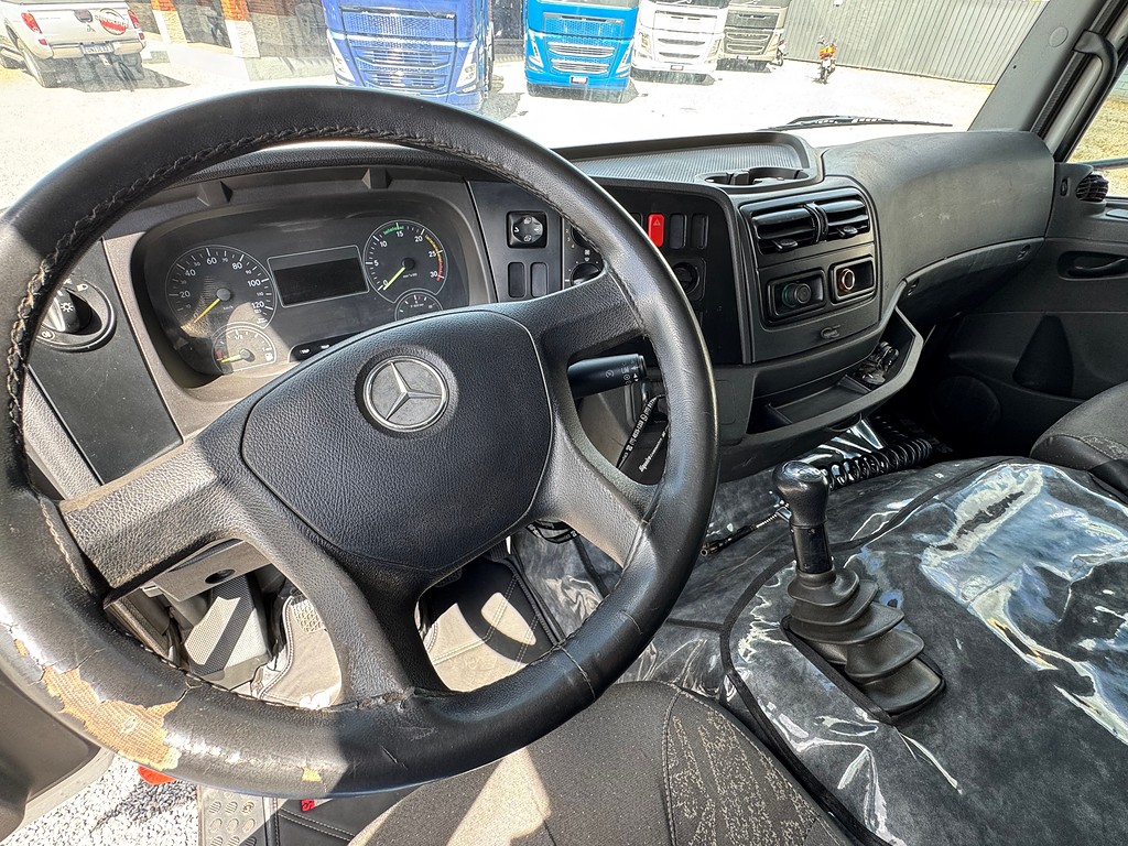 Caminhão MERCEDES BENZ MB 2426 Carga Seca ANO 2014 de Siqueira Caminhões em São Paulo