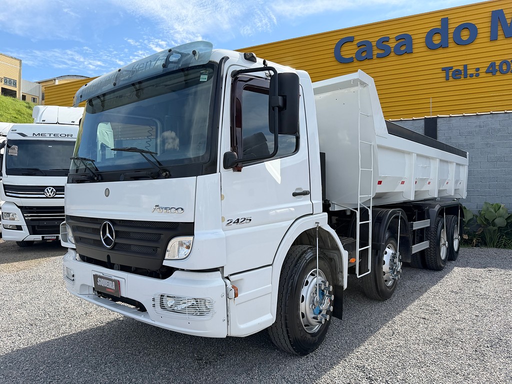 Caminhão MERCEDES BENZ MB 2425 Caçamba Basculante ANO 2011 de Siqueira Caminhões em São Paulo