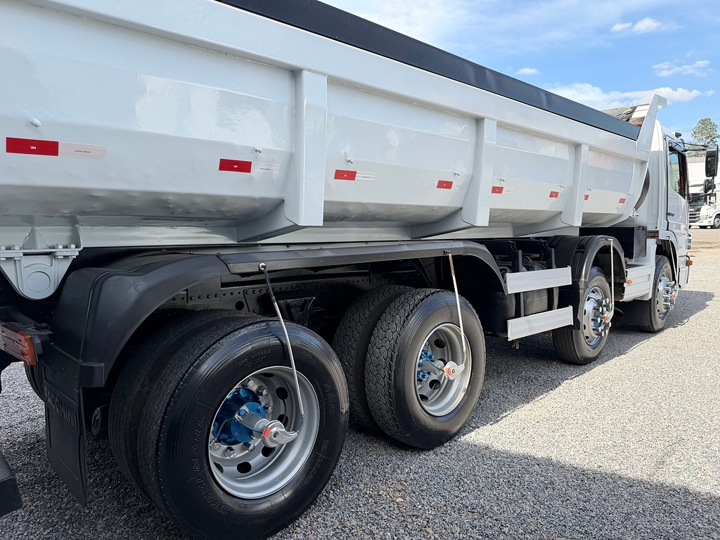 Caminhão MERCEDES BENZ MB 2425 Caçamba Basculante ANO 2011 de Siqueira Caminhões em São Paulo