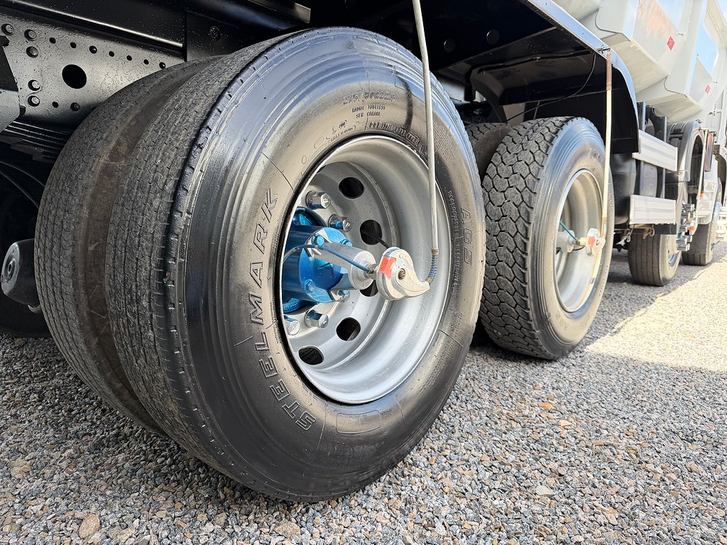 Caminhão MERCEDES BENZ MB 2425 Caçamba Basculante ANO 2011 de Siqueira Caminhões em São Paulo