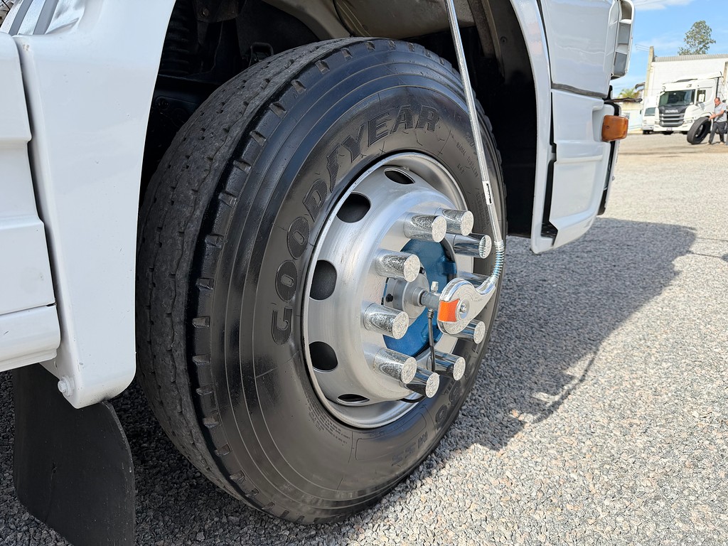Caminhão MERCEDES BENZ MB 2425 Caçamba Basculante ANO 2011 de Siqueira Caminhões em São Paulo