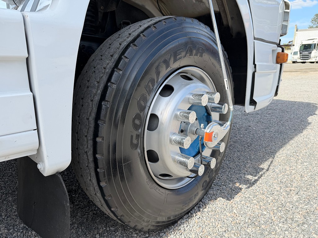 Caminhão MERCEDES BENZ MB 2425 Caçamba Basculante ANO 2011 de Siqueira Caminhões em São Paulo