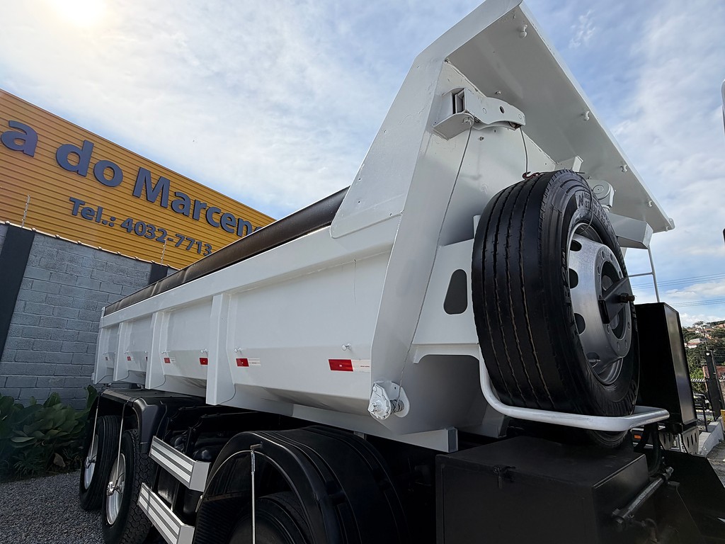 Caminhão MERCEDES BENZ MB 2425 Caçamba Basculante ANO 2011 de Siqueira Caminhões em São Paulo