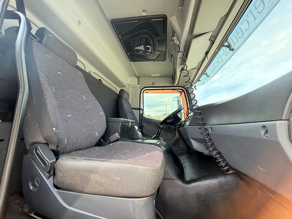 Caminhão MERCEDES BENZ MB 2425 Caçamba Basculante ANO 2011 de Siqueira Caminhões em São Paulo