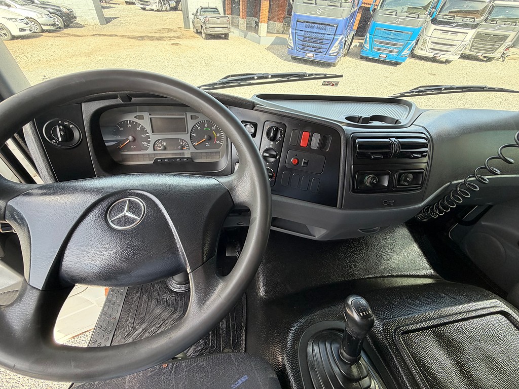 Caminhão MERCEDES BENZ MB 2425 Caçamba Basculante ANO 2011 de Siqueira Caminhões em São Paulo