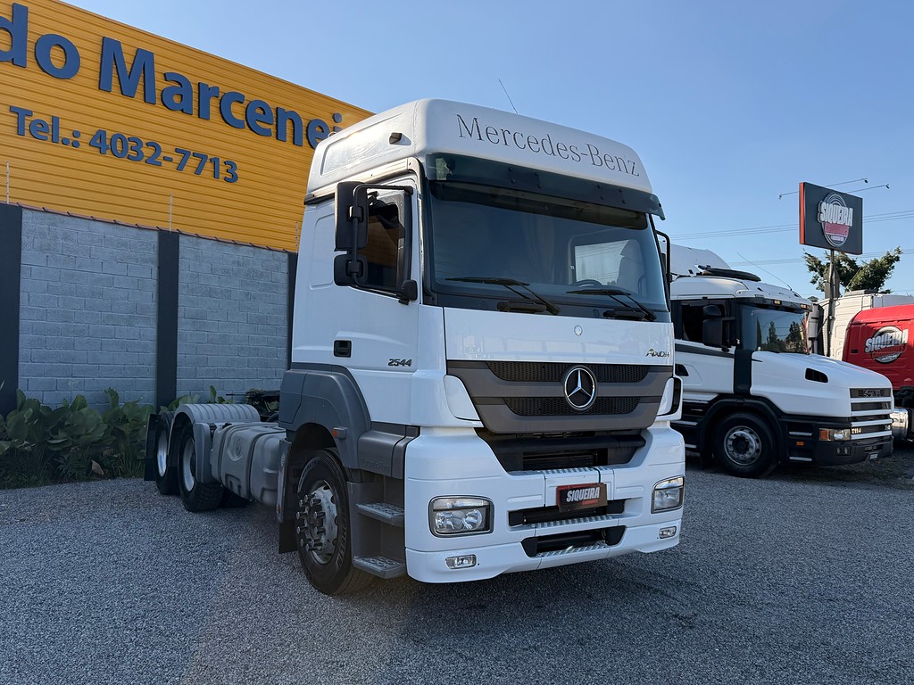 Caminhão MERCEDES BENZ MB 2544 Cavalo Mecânico ANO 2013 de Siqueira Caminhões em São Paulo