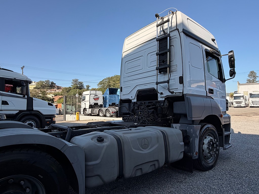 Caminhão MERCEDES BENZ MB 2544 Cavalo Mecânico ANO 2013 de Siqueira Caminhões em São Paulo