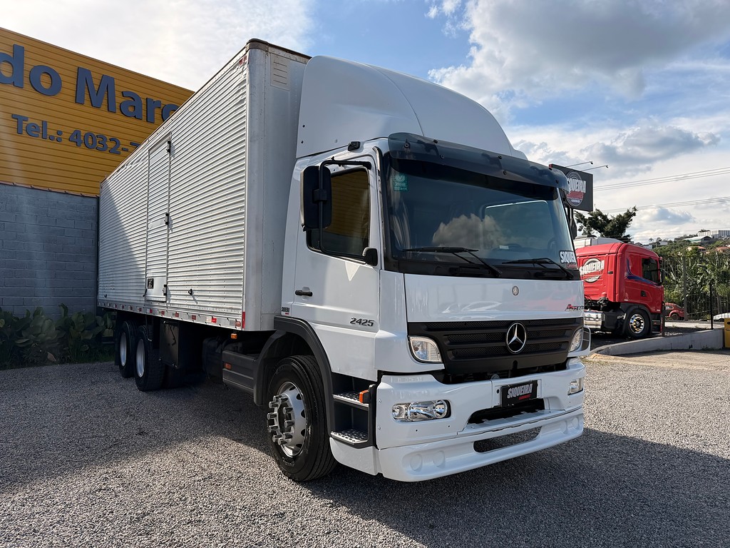 Caminhão MERCEDES BENZ MB 2425 Baú Furgão ANO 2010 de Siqueira Caminhões em São Paulo