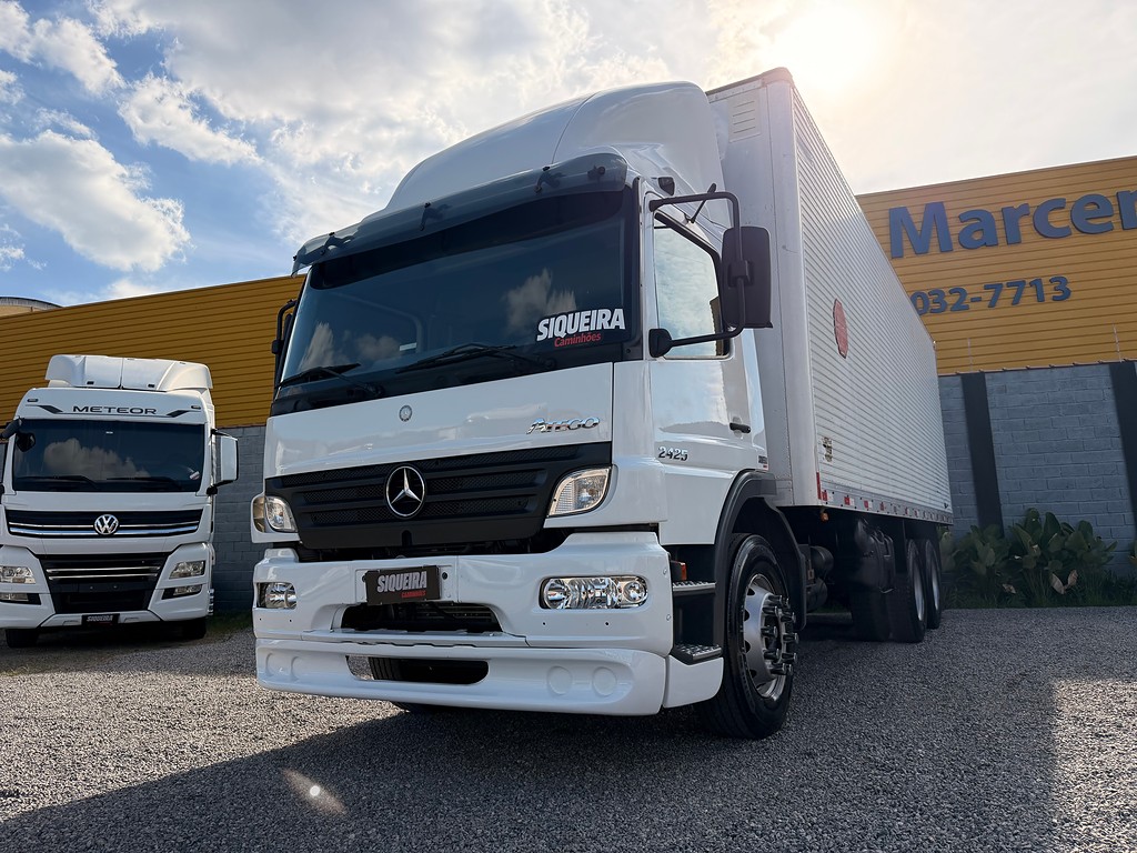Caminhão MERCEDES BENZ MB 2425 Baú Furgão ANO 2010 de Siqueira Caminhões em São Paulo