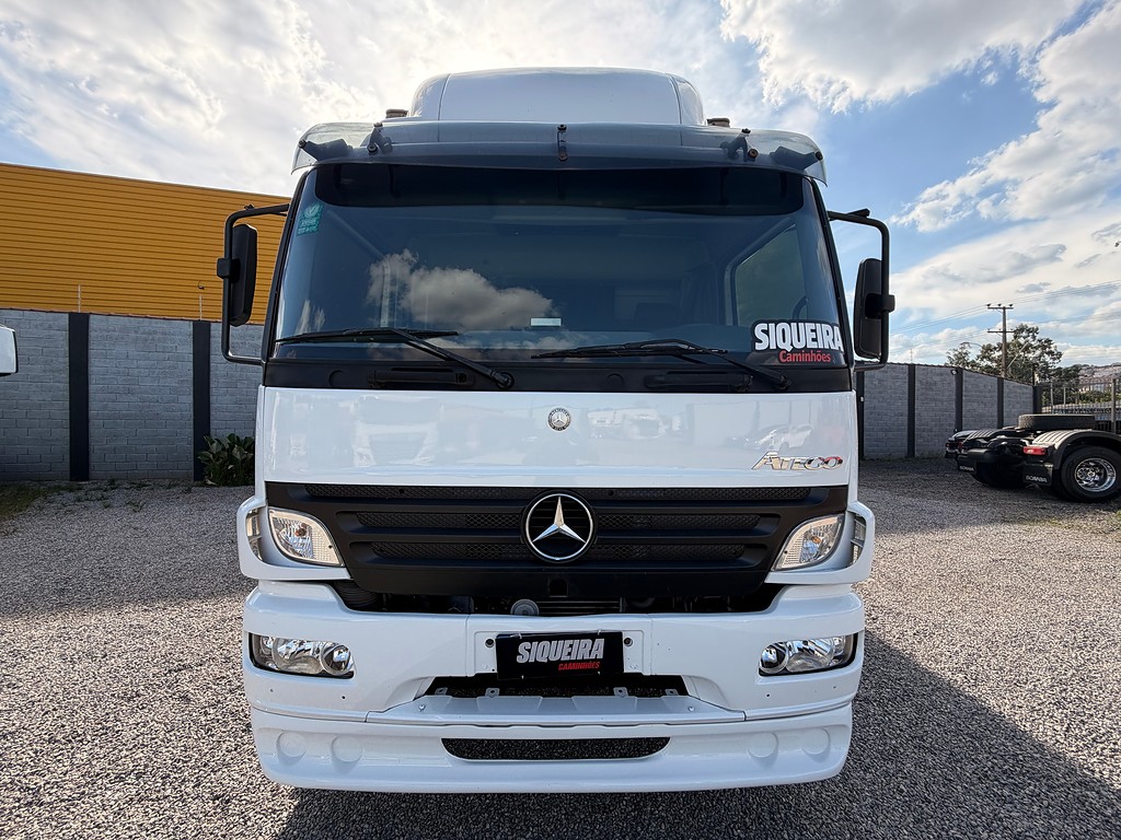 Caminhão MERCEDES BENZ MB 2425 Baú Furgão ANO 2010 de Siqueira Caminhões em São Paulo