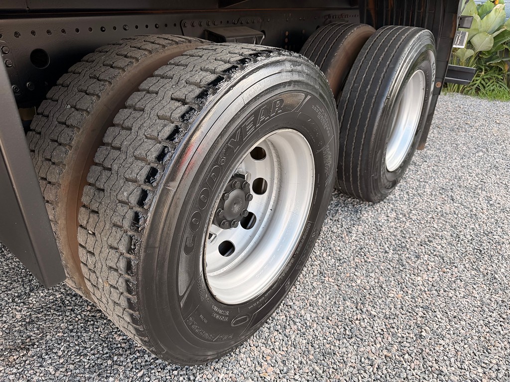 Caminhão MERCEDES BENZ MB 2425 Baú Furgão ANO 2010 de Siqueira Caminhões em São Paulo