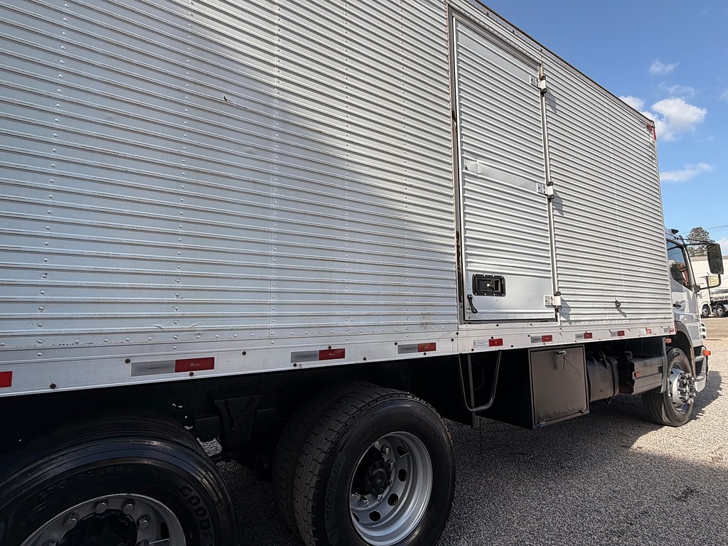 Caminhão MERCEDES BENZ MB 2425 Baú Furgão ANO 2010 de Siqueira Caminhões em São Paulo