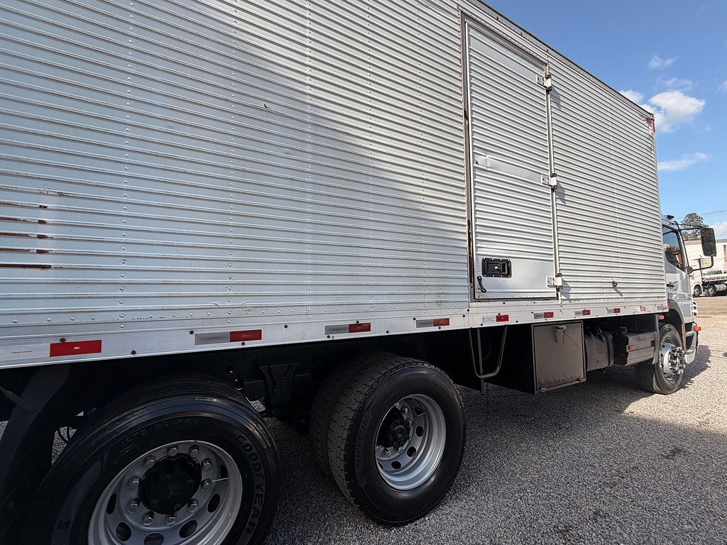 Caminhão MERCEDES BENZ MB 2425 Baú Furgão ANO 2010 de Siqueira Caminhões em São Paulo