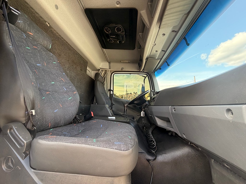 Caminhão MERCEDES BENZ MB 2425 Baú Furgão ANO 2010 de Siqueira Caminhões em São Paulo